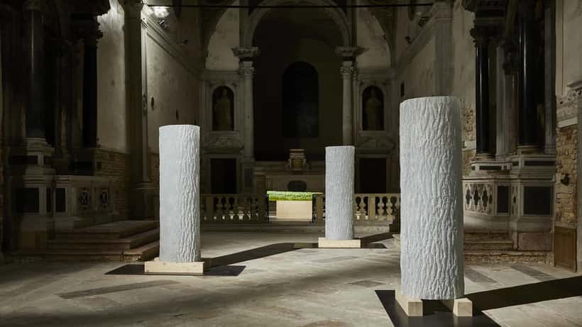 Installazione artistica alla Biennale di Venezia 2022, opera di Studio SIN e Rony Plesl