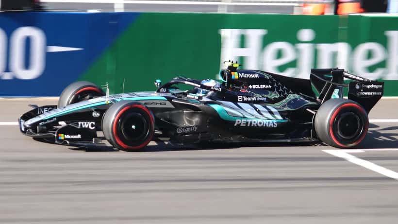 Kimi Antonelli aika-ajoissa Mercedeksellä Kiinan GP:ssä 2026 — 19-vuotias F1-MM-sarjan johtaja