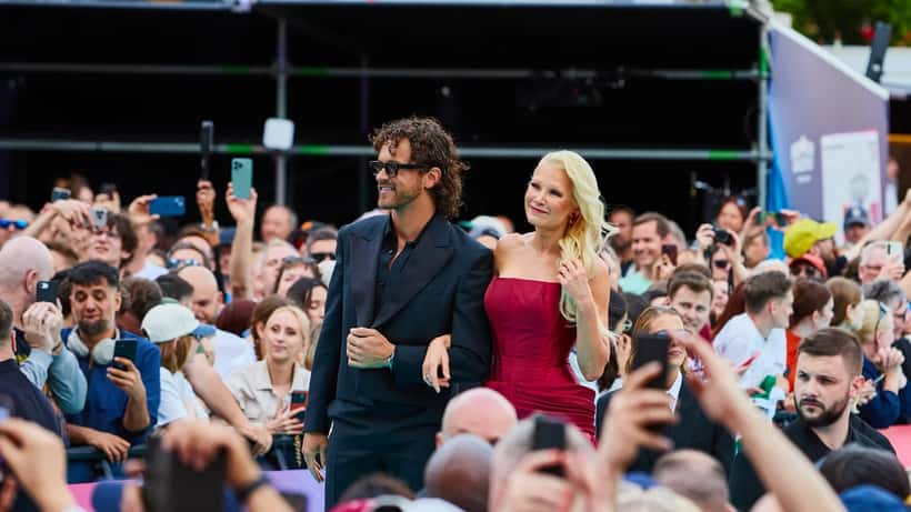 Linda Lampenius og Pete Parkkonen på Eurovision 2026 Turquoise Carpet i Wien
