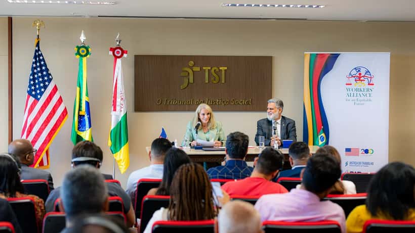 Trabalhadores reunidos em evento de direitos trabalhistas no Brasil