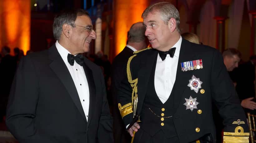 Prins Andrew og Leon Panetta i formell anledning, arkivbilde fra 2012, brukt som illustrasjon for arvetvist