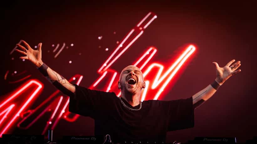 Quentin Mosimann DJ lors d'une soirée en 2025, devenu directeur de la Star Academy saison 14