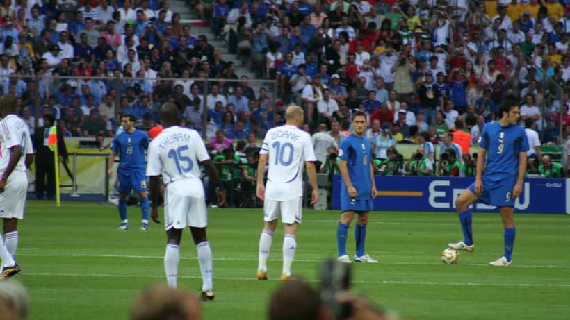 Partida de futebol França x Itália em campo, jogadores disputando bola