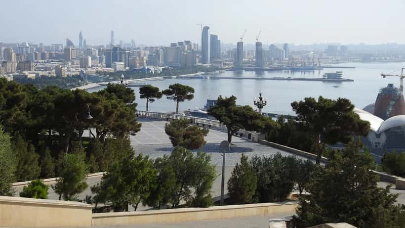 Udsigt over moderne Baku fra Martyrernes Mindesmærke med skyline og Kaspiske Hav