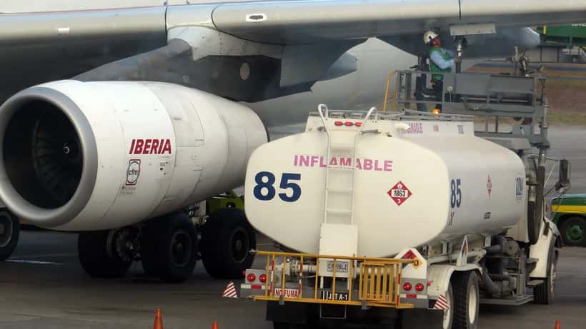 Avion commercial en cours d'avitaillement en kérosène à l'aéroport