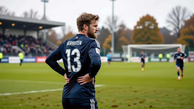 Norsk amatørfotballspiller holder seg for hamstring etter sprint på grasmark i norsk høst