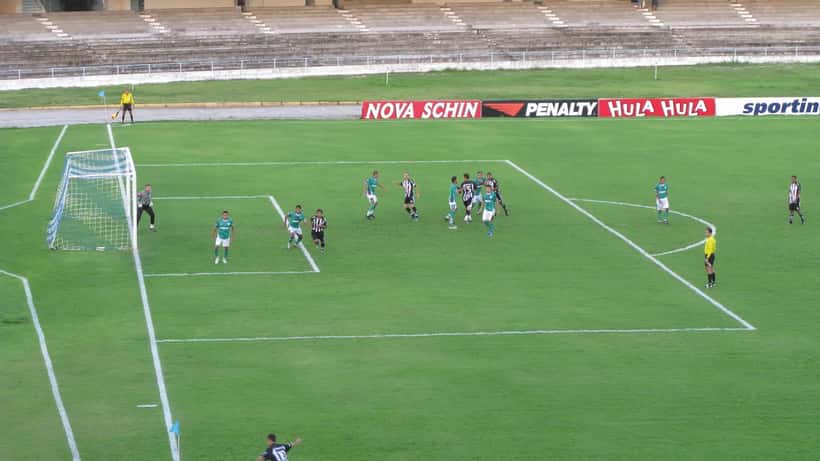 Partida de futebol da Série D com jogadores do Treze FC em campo