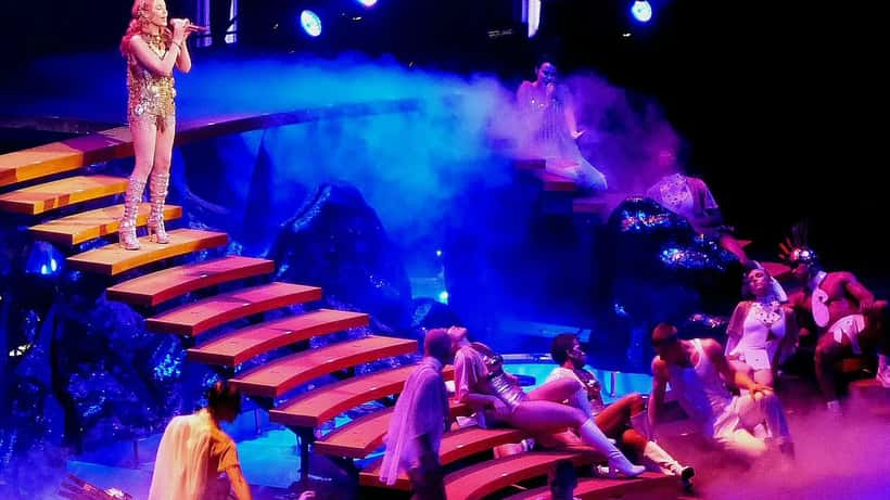 Kylie Minogue en concierto en París, cantante pop australiana con 80 millones de discos vendidos