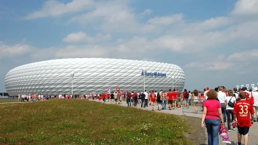 Supporters marchant en direction de l'Allianz Arena de Munich