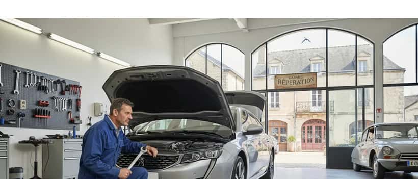 Mécanicien français inspectant le compartiment moteur d'une voiture pour vérifier les airbags Takata