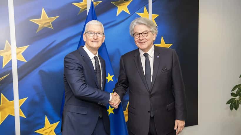 Tim Cook på besøk i EU-kommisjonen i Brussel, med Apple-logo synlig i bakgrunnen