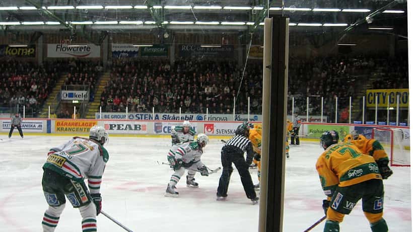 Ishockeymatch i HockeyAllsvenskan – spelare kämpar om pucken på isen