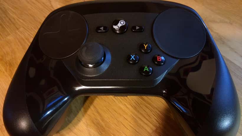 Steam Controller Valve posé sur une surface, vue de dessus — périphérique gaming PC 2026