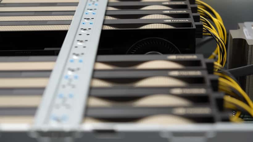 Nvidia GPU-server i datacenter med grønt LED-lys