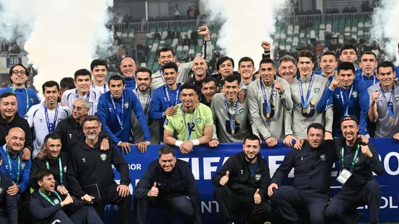 Oezbeeks voetbalteam viert een overwinning tijdens FIFA Series 2026 op het veld