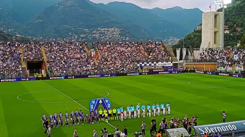 Como 1907 pelaajat ottelussa Laziota vastaan Serie A:ssa elokuussa 2025