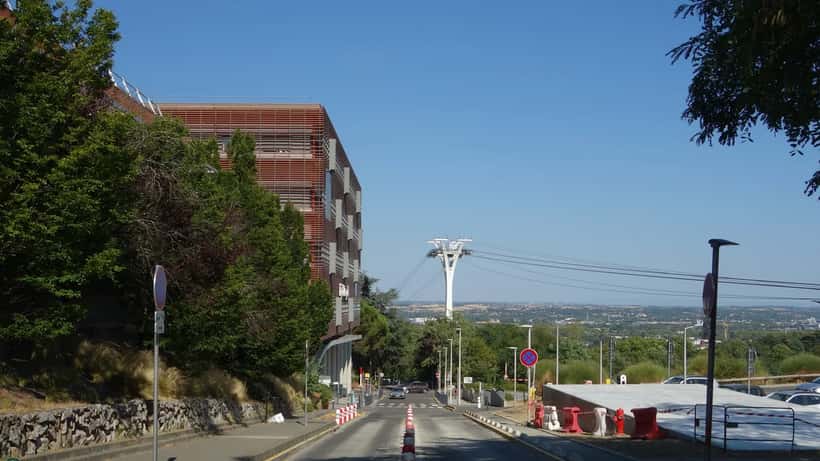 Vue de la voie principale de l'hôpital Rangueil CHU Toulouse, bâtiments hospitaliers et allée d'accès