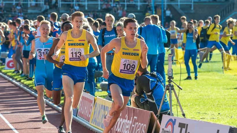 Andreas Almgren og Emil Danielsson løper konkurranse på friidrettsbane