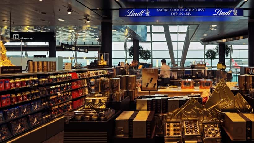 Hall de l'aéroport international de Zurich avec passagers et comptoirs d'enregistrement