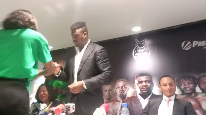Francis Ngannou en conférence de presse avant son combat contre Philipe Lins lors de MVP MMA 1 sur Netflix