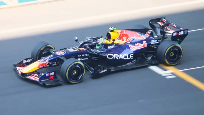 Isack Hadjar in zijn Red Bull RB20 tijdens de vrije training op het Chinese Grand Prix circuit in Shanghai, 2026