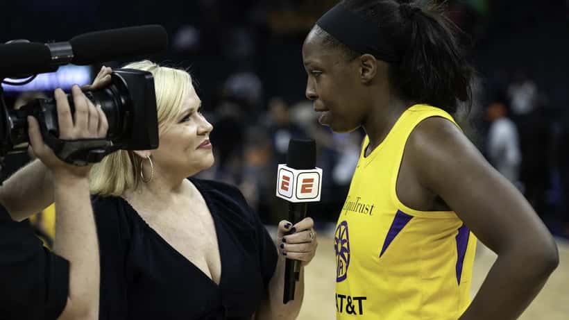 Holly Rowe, reportera de ESPN, entrevistando a una jugadora en la banda