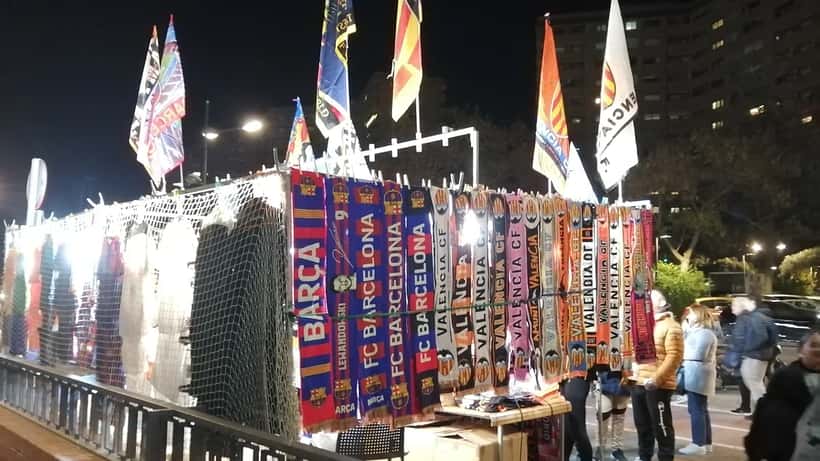 Exterior de estádio La Liga com adeptos — apostas desportivas legais em Portugal