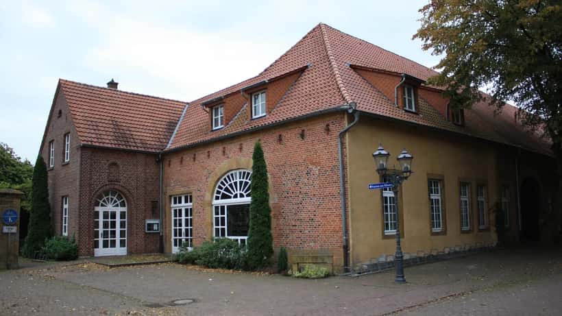 Klosterhof Marienfeld in Harsewinkel – Symbol für die Geschichte der Klosterstraße und Anliegerrechte bei Bauarbeiten