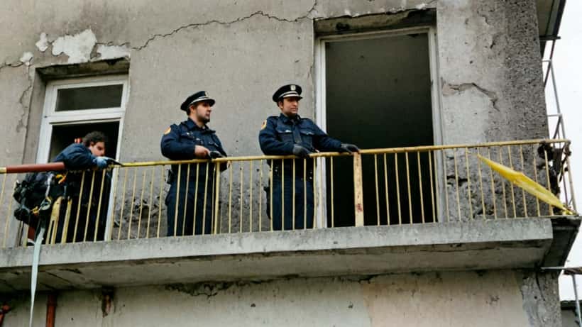 Balcone con calcestruzzo deteriorato e macchie di ruggine in un edificio residenziale italiano