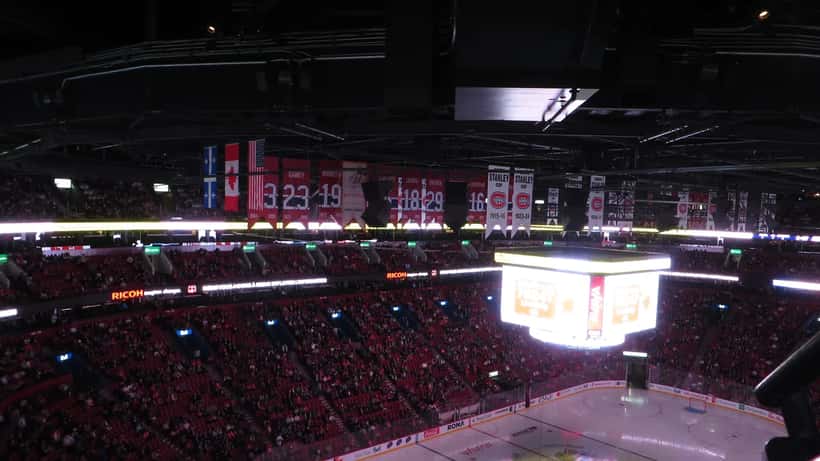 Vue intérieure du Centre Bell avec grand écran et lumières lors d'un match des Canadiens de Montréal