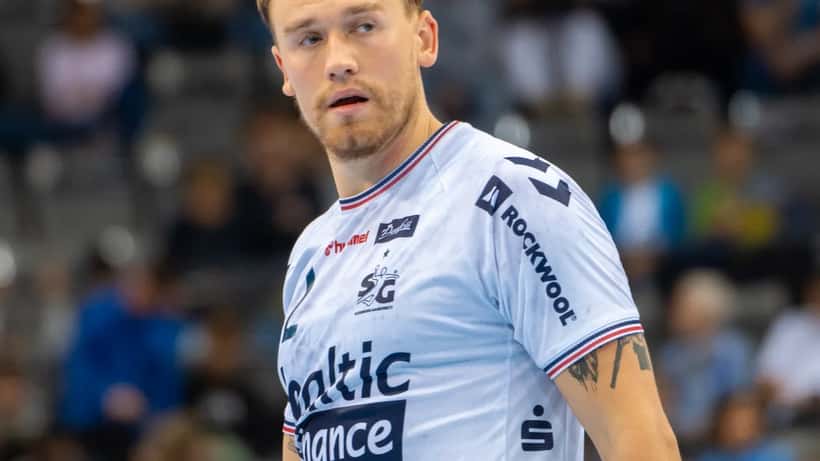 Håndboldspiller i aktion under SG Flensburg-Handewitt kamp