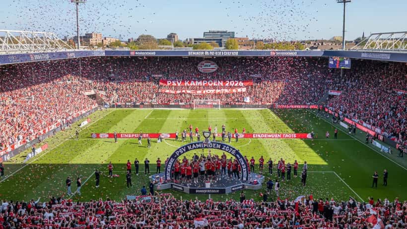 PSV-fans vieren kampioenschap in Philips Stadion Eindhoven april 2026