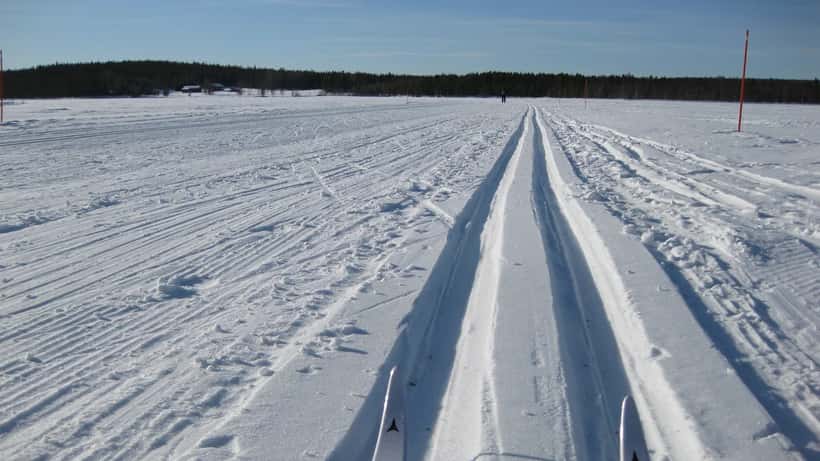 Murtomaahiihtoladut Ylläsjärven lähellä Lapissa, talvinen maisema