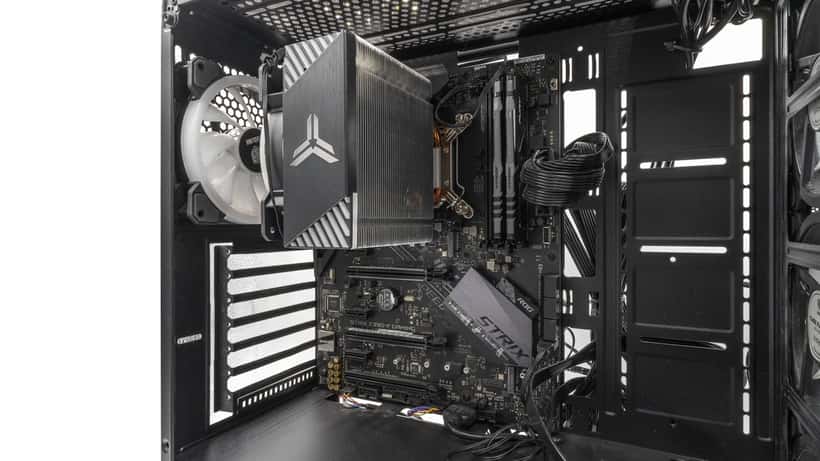 Gaming-PC Setup mit RGB-Beleuchtung und mehreren Monitoren für PC-Gaming auf Steam