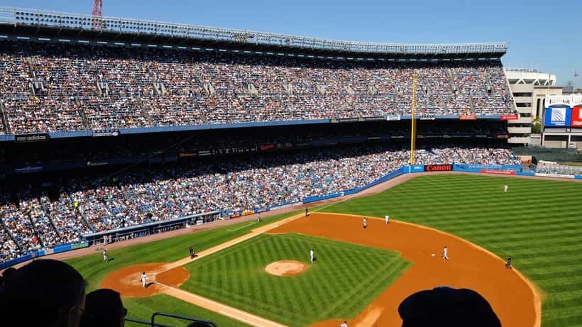 Estadio de los New York Yankees durante un partido de béisbol de temporada regular