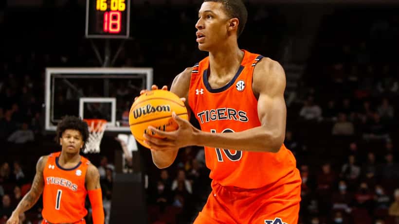 Jabari Smith Jr. playing college basketball in 2022