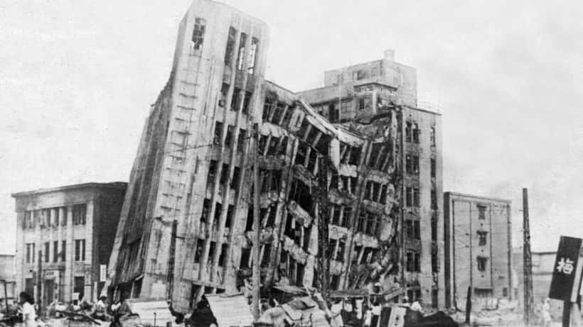 Beschädigtes Gebäude nach dem Erdbeben von Fukui 1948 – öffentliches Archivbild