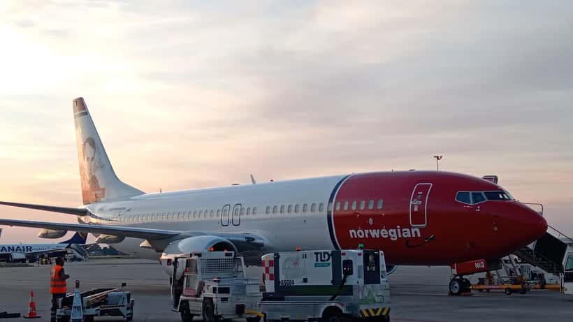 Norwegian Air Shuttle -lentokone Helsinki-Vantaan lentoasemalla laskeutumisvalmiudessa