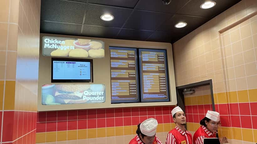 Painel de menu digital do McDonald's com preços — precificação por inteligência artificial em redes de fast food