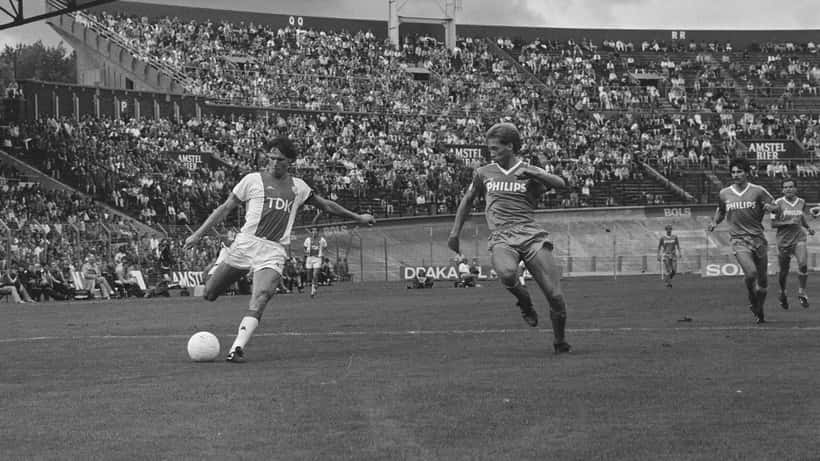 Marco van Basten in actie tijdens een voetbalwedstrijd tussen Ajax en PSV