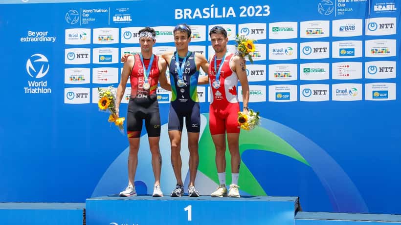 Triathlètes en combinaison de nage lors de la Copa do Mundo de Triathlon à Brasília, eau agitée, ambiance de compétition internationale