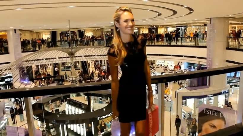 Candice Swanepoel mannequin internationale et fondatrice de la marque Tropic of C