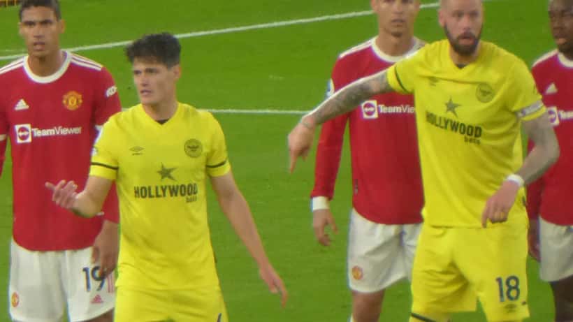 Premier League-kamp mellom Brentford og Manchester United på stadion, fotballspillere i grønne drakter i aksjon