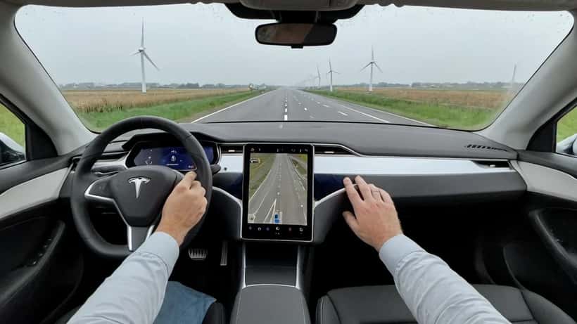 Tesla bestuurder met handen boven het stuur op een Nederlandse snelweg met FSD-navigatie actief op het scherm