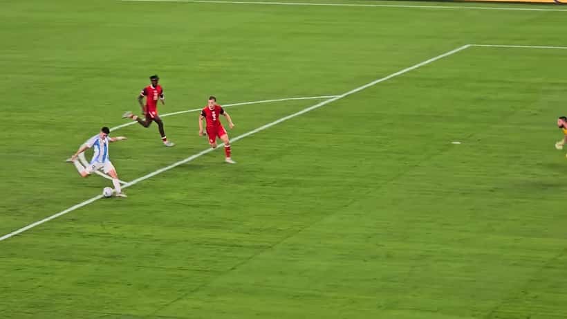 Julián Álvarez prepara un remate durante Argentina vs Canadá en Copa América 2024
