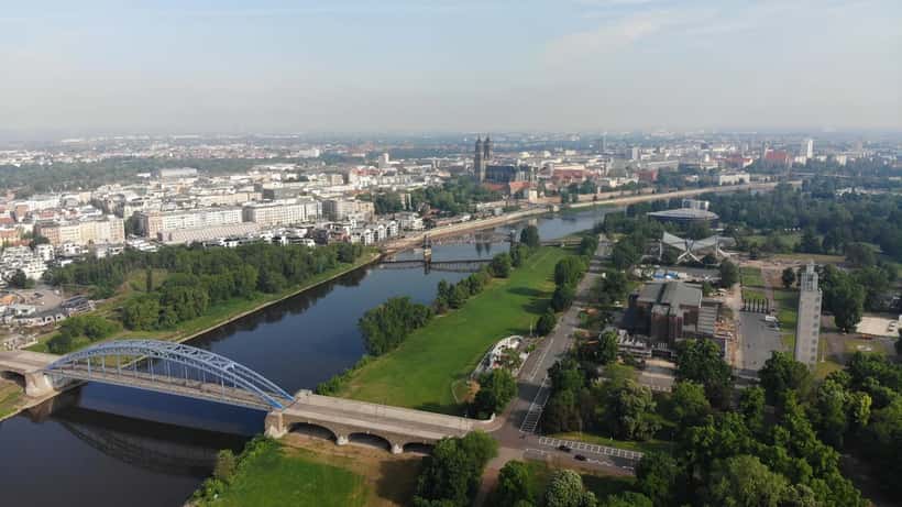 Luftaufnahme von Magdeburg mit der Sternbrücke über der Elbe