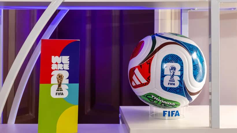 FIFA WM 2026 Auslosung – Trophäe und offizieller Ball