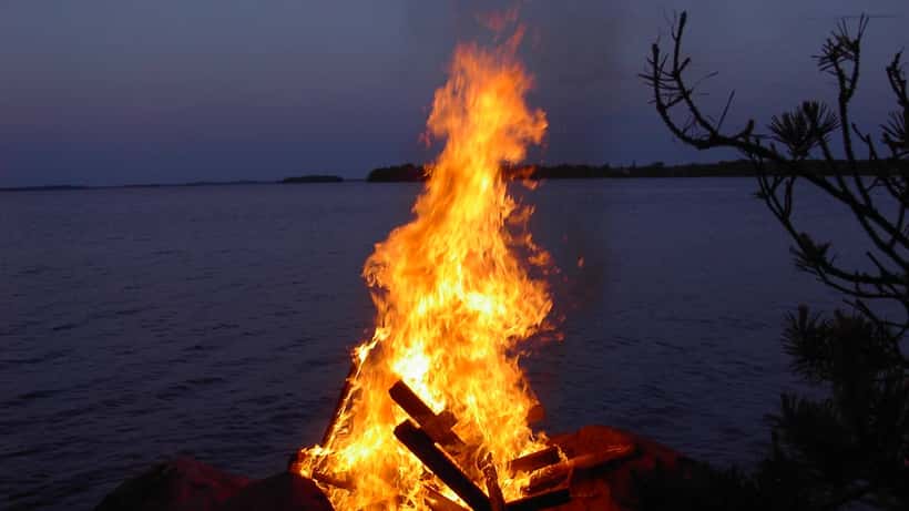Juhannuskokko Suomessa Pielaveden rannalla