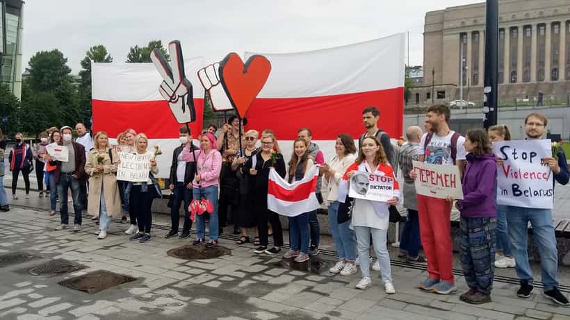 Manifestation pro-opposition biélorusse à Helsinki, pancarte avec les couleurs blanc et rouge du drapeau de l'opposition