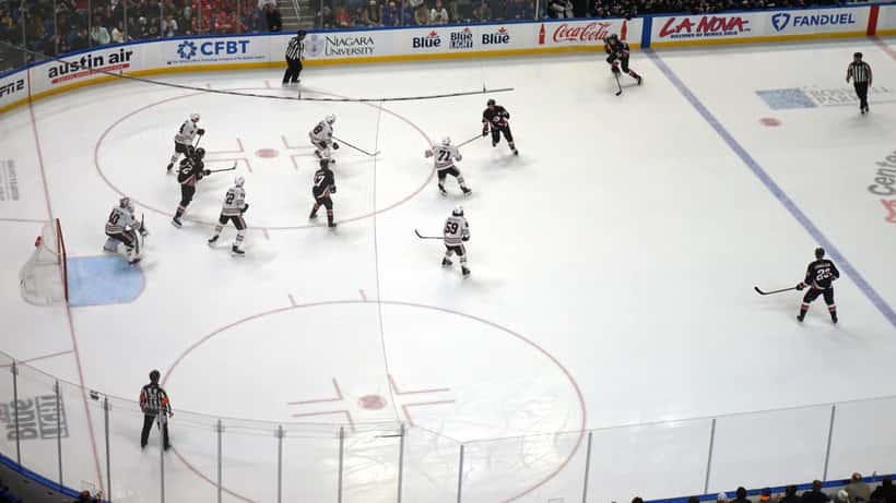 Joueurs des Sabres de Buffalo en action lors d'un match de la LNH en décembre 2024